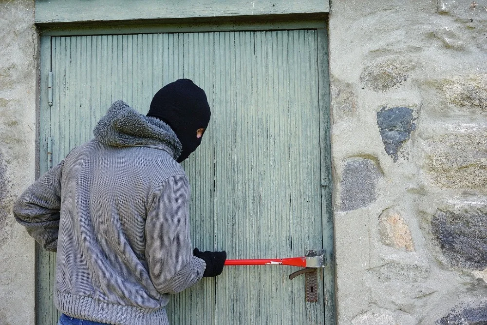 Person försöker ta sig in i byggnad